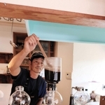 サイホンセットでコーヒーを入れる椎葉洋元さん＝香美町村岡区耀山