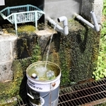 水をくみに来る人が絶えない「耀子の清水」＝香美町村岡区耀山
