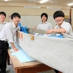 競技大会に向け、コンクリートカヌーの製作に挑む環境建設工学科の土木類型の生徒たち＝豊岡市加広町