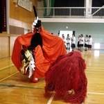 麒麟獅子舞を披露する浜坂高校の麒麟獅子舞部の生徒＝同校