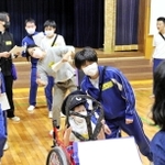 演劇の練習をする出石特別支援学校の生徒たち＝豊岡市出石町宮内