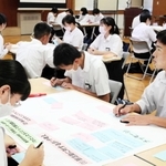 部活の地域移行について話し合った市内の中学生たち＝豊岡市立野町