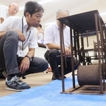 時計の金属部品に目を凝らす関係者ら＝豊岡市出石振興局