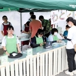 それぞれが役割を持って運営する「わとくカフェ」＝朝来市和田山町竹田