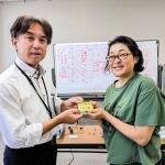 谷口薫・新温泉町おんせん天国室長から「認定証」を受け取る（河合美智子さん提供）