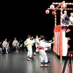 はやしに踊りを加えて、城崎温泉盆踊りを撮影した記録保存撮影会＝豊岡市城崎町湯島