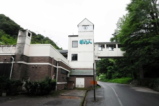指定管理者が９月末で撤退する温泉保養館「おじろん」＝香美町小代区大谷