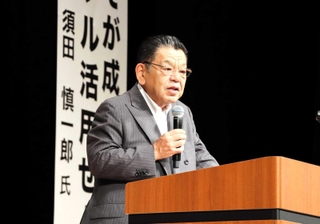 講演した経済ジャーナリストの須田慎一郎氏＝やぶ市民交流広場