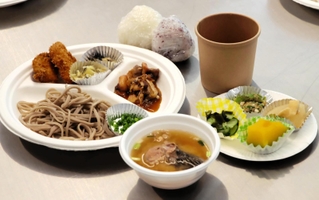 学生と地域住民らで作ったコイ料理＝養父市八鹿町八鹿