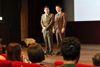 凱旋ライブを行った男性ブランコの豊岡市出身の平井まさあきさん（右）と京都市出身の浦井のりひろさん＝豊岡劇場