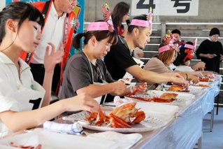 ボイル１匹の食べ方を競う「香住ガニ食べ方上手選手権」＝香住漁港西港