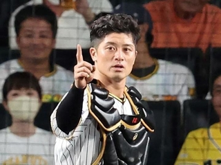 優勝がかかった一戦で投手陣をリードした阪神の坂本誠志郎捕手＝１４日夜、西宮市の甲子園球場（撮影・小林良多）