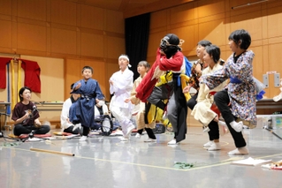 豊岡市但東町の民話をもとにしたオリジナル神楽「但東さいさい」が「豊岡演劇祭」で今年も上演される。地元の小学１年から中学３年の約１０人が出演し、同町久畑の久畑一宮神社にある農村歌舞伎舞台で２３、２４日に披露される。今回は初めて地域の大人も出演や裏方で携わることに。本番に向けて稽古に熱が入る。（丸山桃奈）