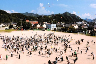 開校１５０周年を記念する行事で風船を飛ばした子どもたち（日高小学校ＰＴＡ提供）