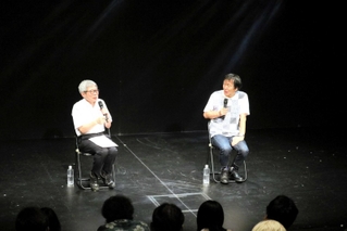 舞台や映画で活躍する俳優、平田満さんらの演劇チーム「アル☆カンパニー」の公演が２１、２２の両日、豊岡市日高町日置の江原河畔劇場であった。「豊岡演劇祭２０２３」のフェスティバルディレクター、平田オリザさんが選ぶ公式プログラムの一つで、兵庫県出身の作家、野田慈伸さん作・演出の「ＰＯＰＰＹ！！！」が上演された。終演後は満さんとオリザさんが対談。質問に答える形で観客らと交流した。