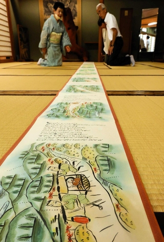 「一二とうげ」の原画を収めた絵巻物。新緑にヒガンバナ、一面に積もる雪と四季の移ろいが描かれる＝香美町村岡区村岡