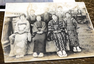 岡本靖子さんの叔母きくさん（前列右）と家族＝豊岡市城崎町湯島