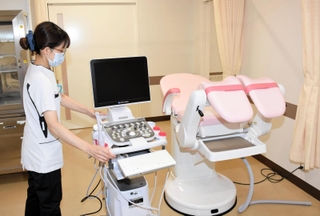 必要な機器などが導入された産婦人科外来の処置室＝朝来医療センター