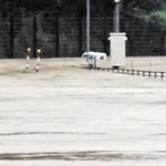 女性２人の救出後、天井近くまで水没した軽トラック＝８月１５日午後、香美町香住区八原（奥谷康忠さん撮影）