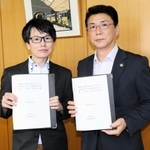 協定書を持つ兵庫豊岡店の山内顕仁ストアマネジャー（左）と、関貫久仁郎市長＝豊岡市役所