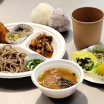 学生と地域住民らで作ったコイ料理＝養父市八鹿町八鹿