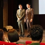 凱旋ライブを行った男性ブランコの豊岡市出身の平井まさあきさん（右）と京都市出身の浦井のりひろさん＝豊岡劇場