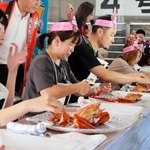 ボイル１匹の食べ方を競う「香住ガニ食べ方上手選手権」＝香住漁港西港