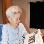 阪神・坂本誠志郎捕手の活躍を報じる記事にはマーカーを引くという祖母の久美さん＝養父市大薮
