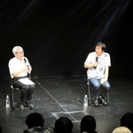 終演後、対談で話が弾む平田満さん（右）と平田オリザさん＝江原河畔劇場
