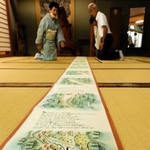 「一二とうげ」の原画を収めた絵巻物。新緑にヒガンバナ、一面に積もる雪と四季の移ろいが描かれる＝香美町村岡区村岡