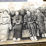 岡本靖子さんの叔母きくさん（前列右）と家族＝豊岡市城崎町湯島