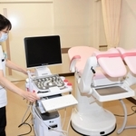 必要な機器などが導入された産婦人科外来の処置室＝朝来医療センター