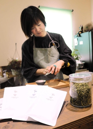 日本茶カフェ「碧」を開業した多田ゆかりさん＝豊岡市寿町