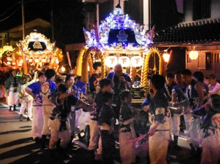 電飾やちょうちんで飾られ、宵宮で行き交う大屋台＝朝来市和田山町竹田