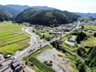 トンネルを抜ける新ルート（左側）が開通する笠波峠周辺の国道９号＝香美町村岡区（豊岡河川国道事務所提供）
