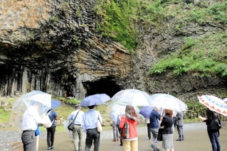 課題への対応状況などを確認して回る調査員ら＝豊岡市赤石