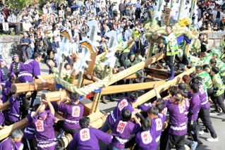 激しくぶつけ合う「出石だんじり祭り」＝豊岡市出石町内町
