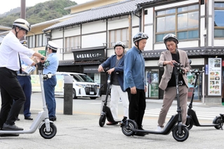 電動キックボードの操作法を教わる住民ら＝豊岡市城崎町湯島