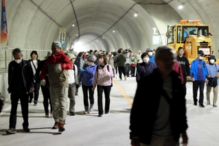 開通前のトンネルでウオーキングを楽しむ参加者＝笠波トンネル