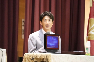 母校の小坂小学校で講演する能見篤史さん＝豊岡市出石町鳥居
