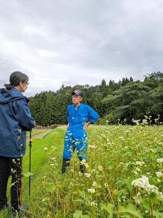 ナカツカサファームの中務喜紹さん（右）と語らう河合美智子さん（河合さん提供）