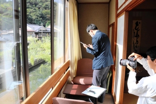 城崎温泉街の旅館で実地調査をする学生たち＝豊岡市城崎町湯島