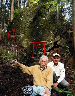 「岩神さま」の鳥居を寄進した田中侃市さん（左）と龍野コルク工業の山本実さん＝瀞川稲荷神社