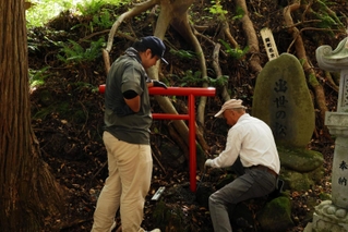 鳥居を設置する龍野コルク工業の社員＝瀞川稲荷神社