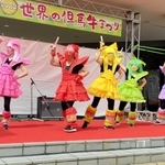 キレキレのダンスを披露する「ももいろクロおばあＺ」＝９月２４日、新温泉町丹土（但馬牧場公園提供）