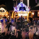 電飾やちょうちんで飾られ、宵宮で行き交う大屋台＝朝来市和田山町竹田