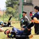 ヴィッセル神戸のスクールコーチが指導する様子＝豊岡市大磯町