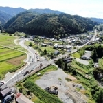 トンネルを抜ける新ルート（左側）が開通する笠波峠周辺の国道９号＝香美町村岡区（豊岡河川国道事務所提供）