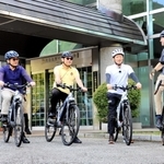 電動自転車に乗って地域巡りをスタートさせる斎藤元彦知事（右から２人目）ら＝生野マインホール