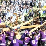 激しくぶつけ合う「出石だんじり祭り」＝豊岡市出石町内町